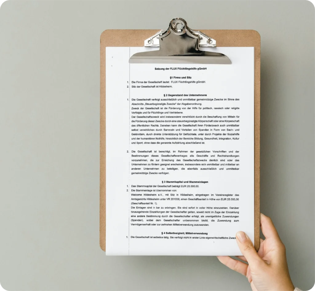 Satzung der FLUX Flüchtlingshilfe auf Klemmbrett