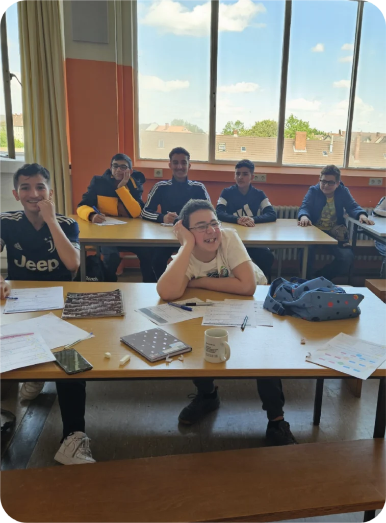 Kinder in einer Schulklasse an ihren Schreibtischen sitzend