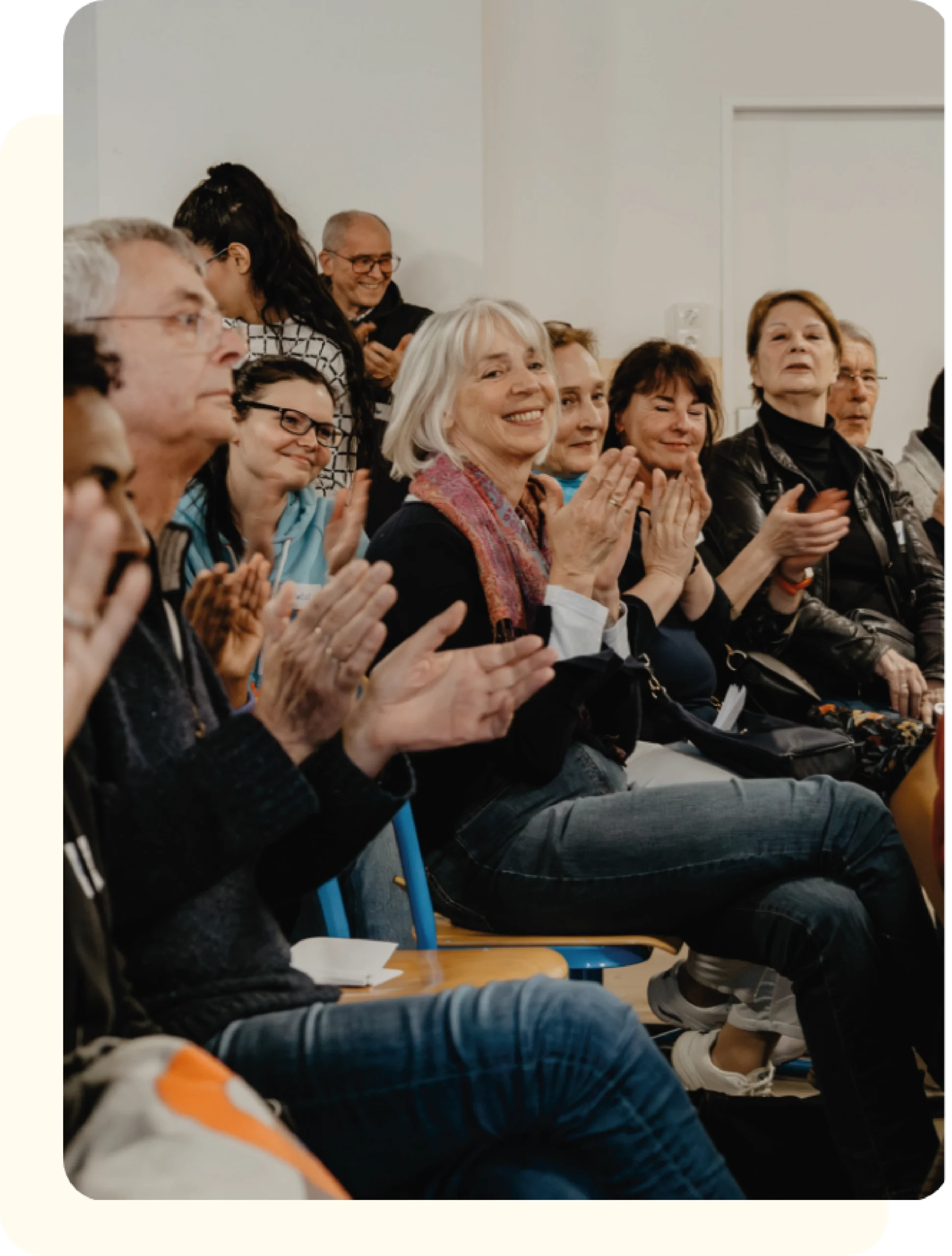 Klatschende und lächelnde Menschen bei einem FLUX Flüchtlingshilfe Event