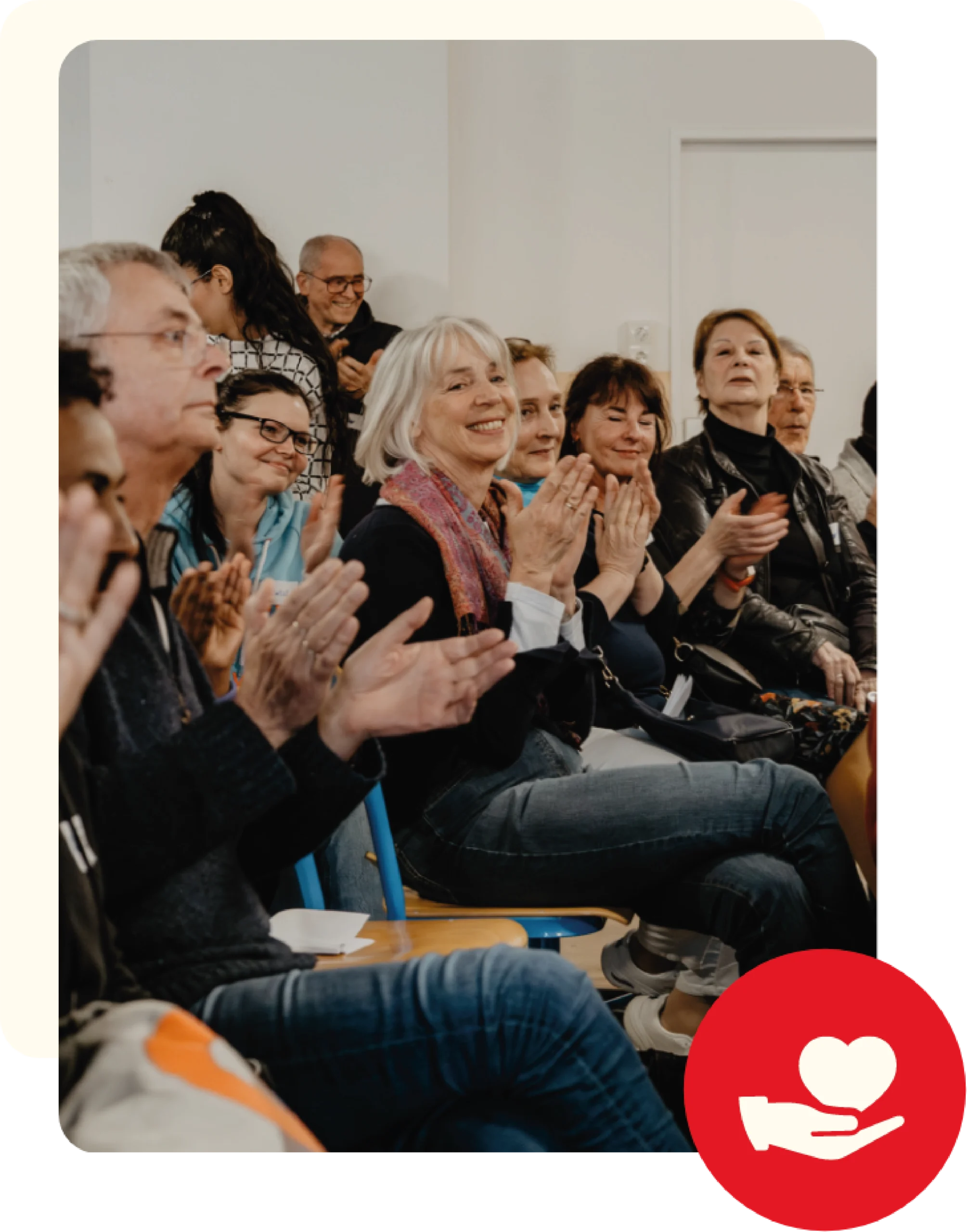 Klatschende und lächelnde Menschen bei einem FLUX Flüchtlingshilfe Event