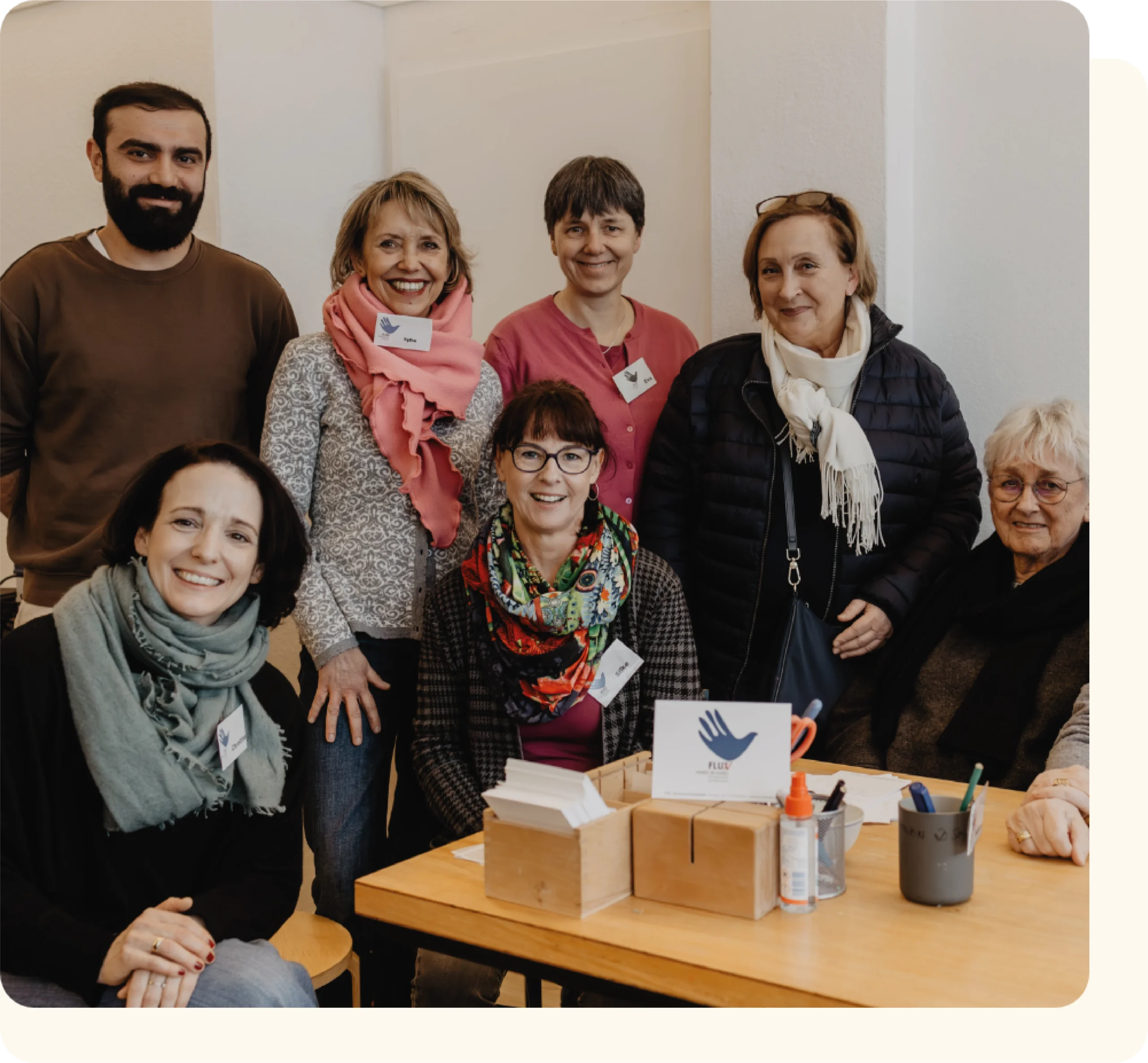 Team der FLUX Flüchtlingshilfe lächelnd nebeneinander
