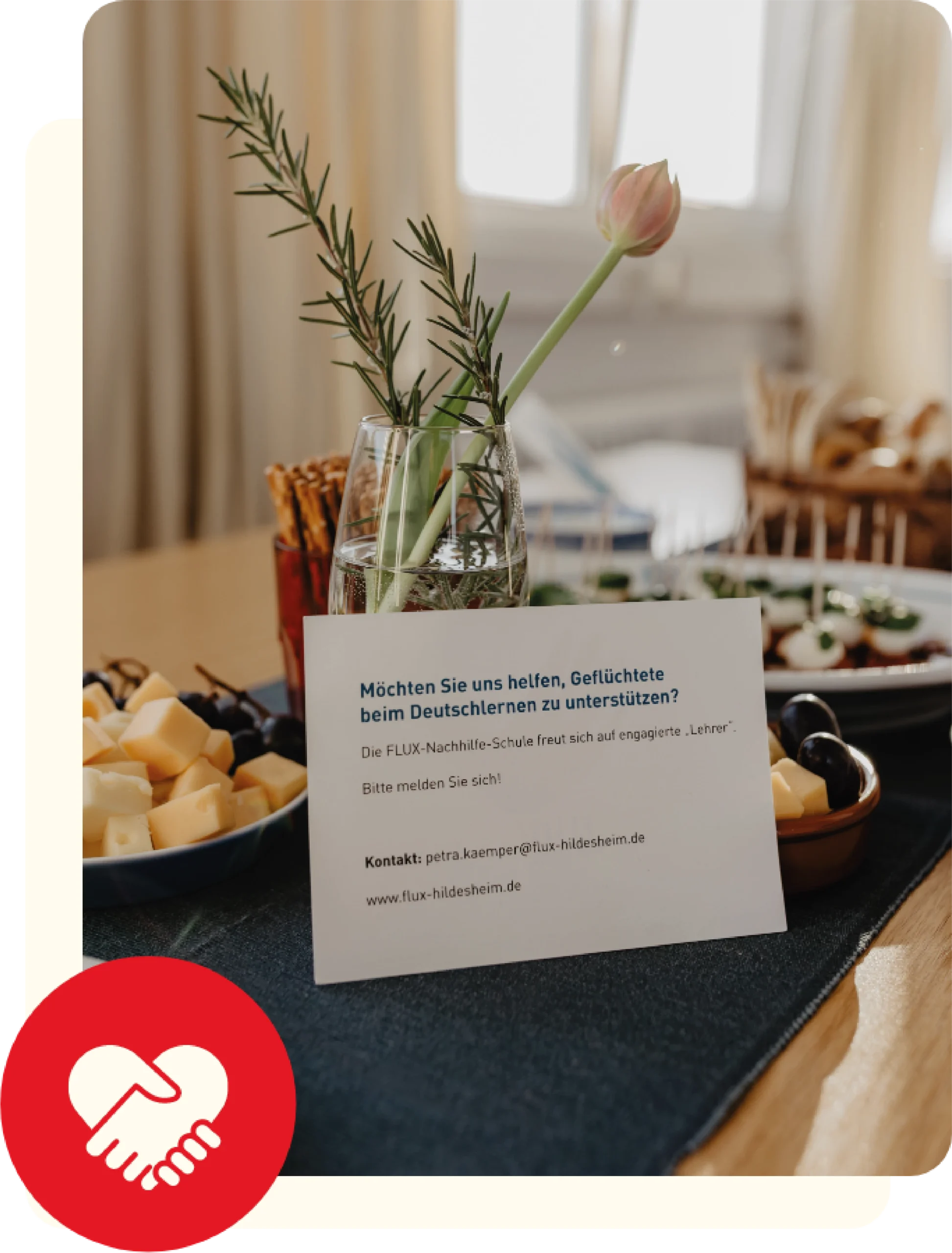 Kontakt-Blatt auf gedecktem Tisch bei einem FLUX Flüchtlingshilfe Event