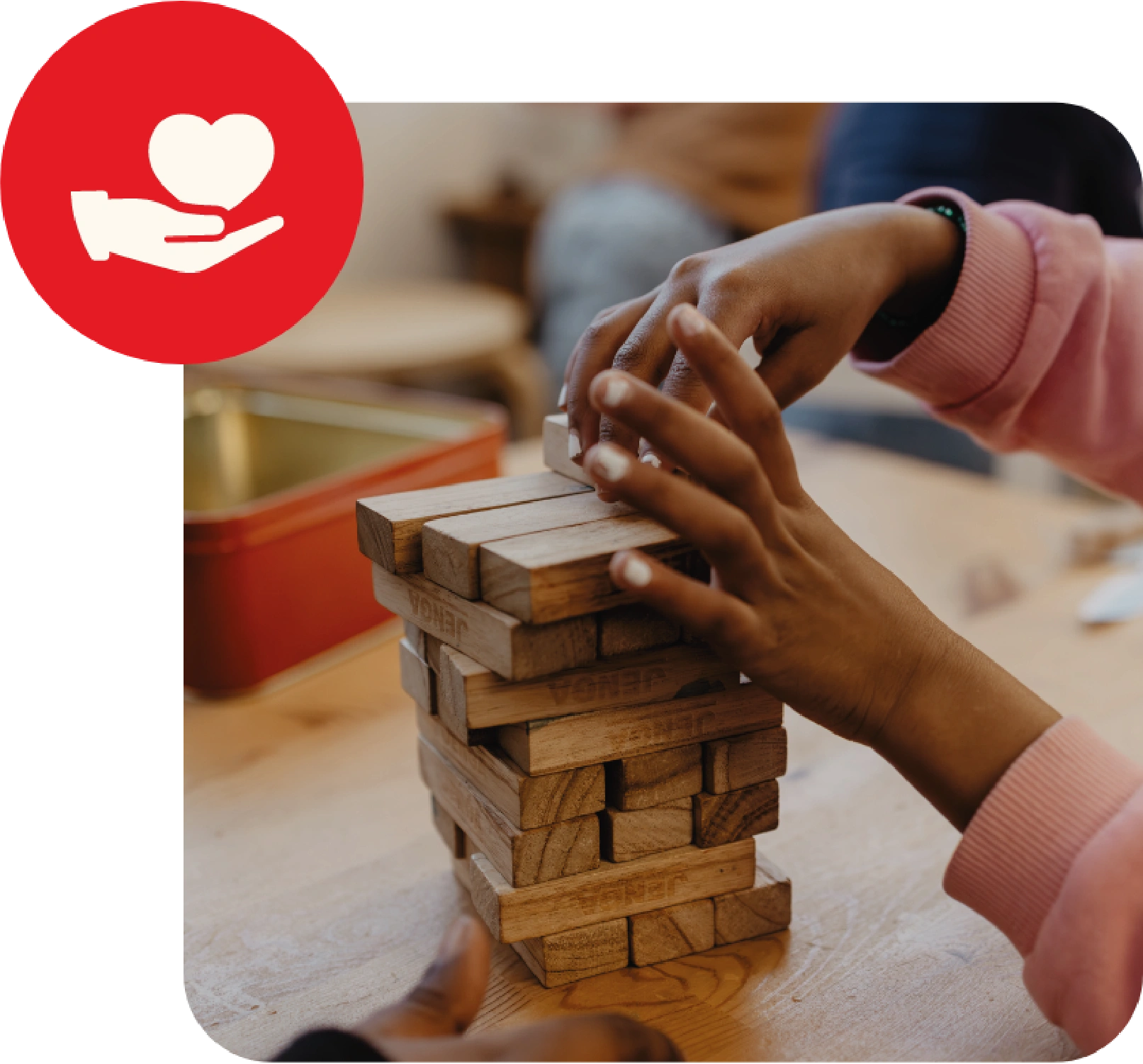 Holzblöcke, welche von Kinderhänden gestapelt werden