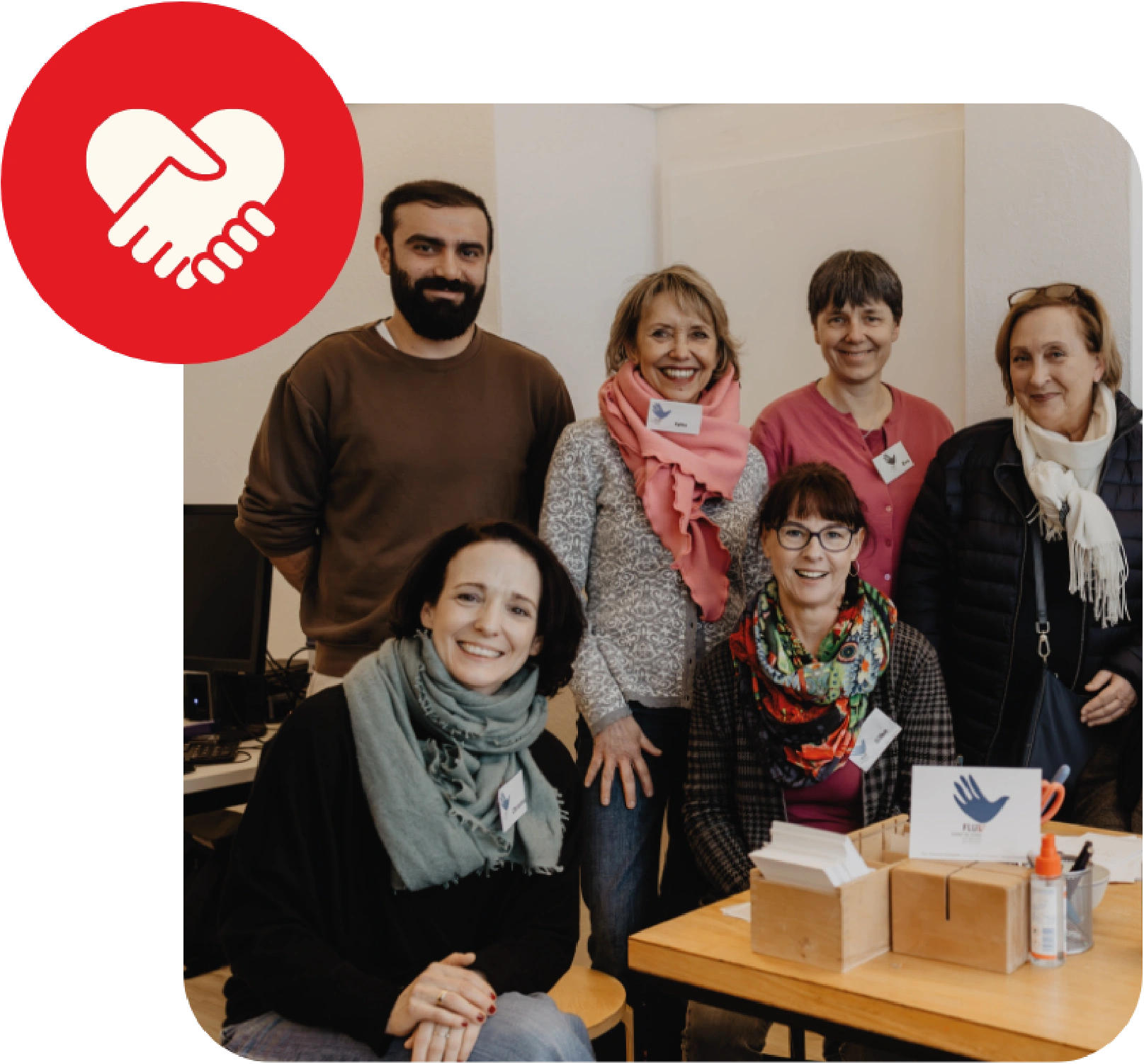 Team der FLUX Flüchtlingshilfe lächelnd nebeneinander