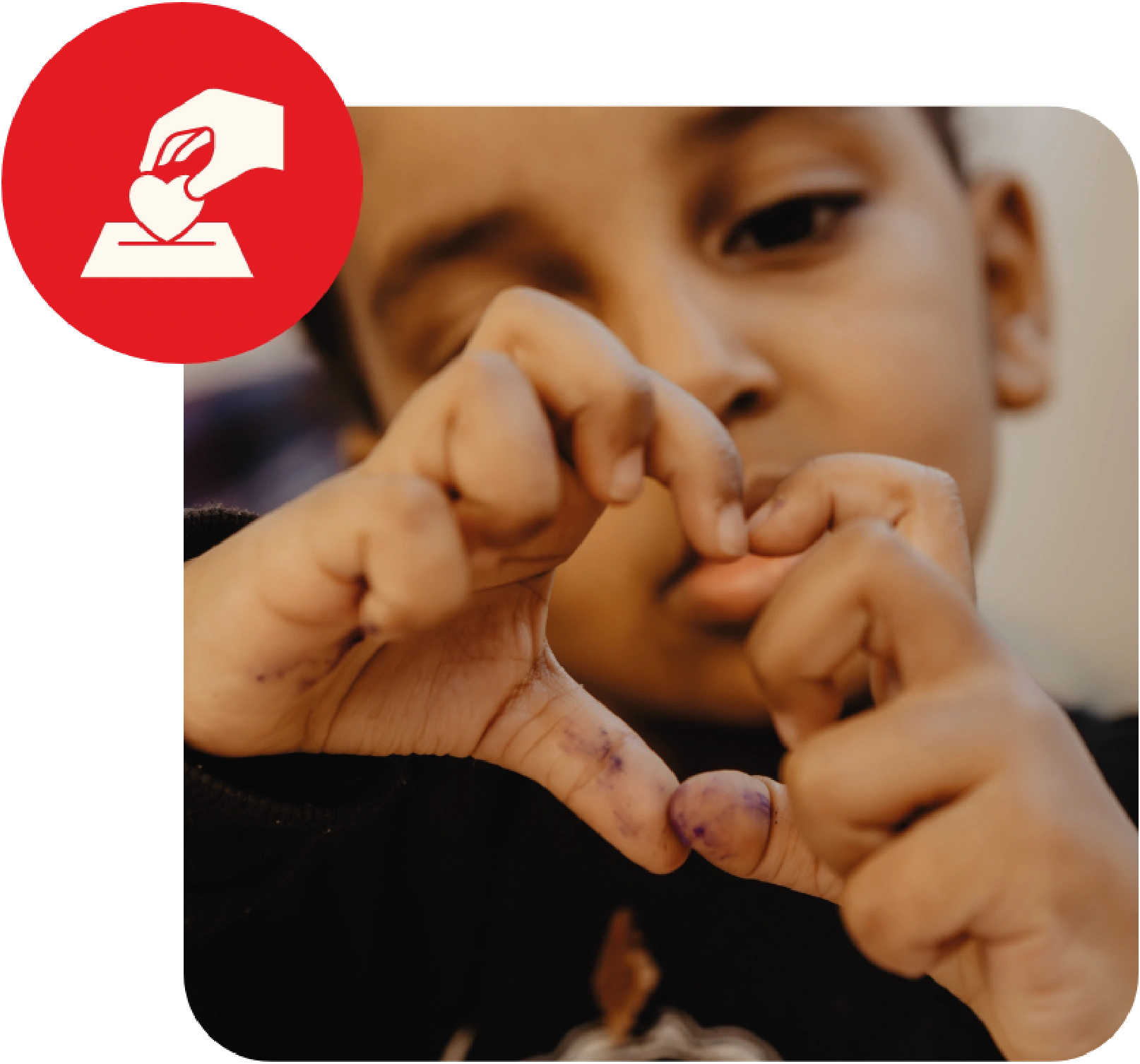 Kleiner Junge, welcher mit seinen Händen ein Herz formt