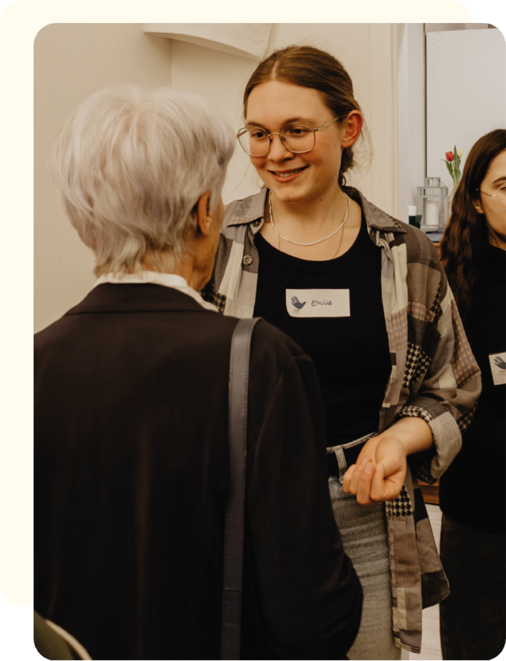 Lächelnde FLUX Hildesheim Mitarbeiterin im Gespräch