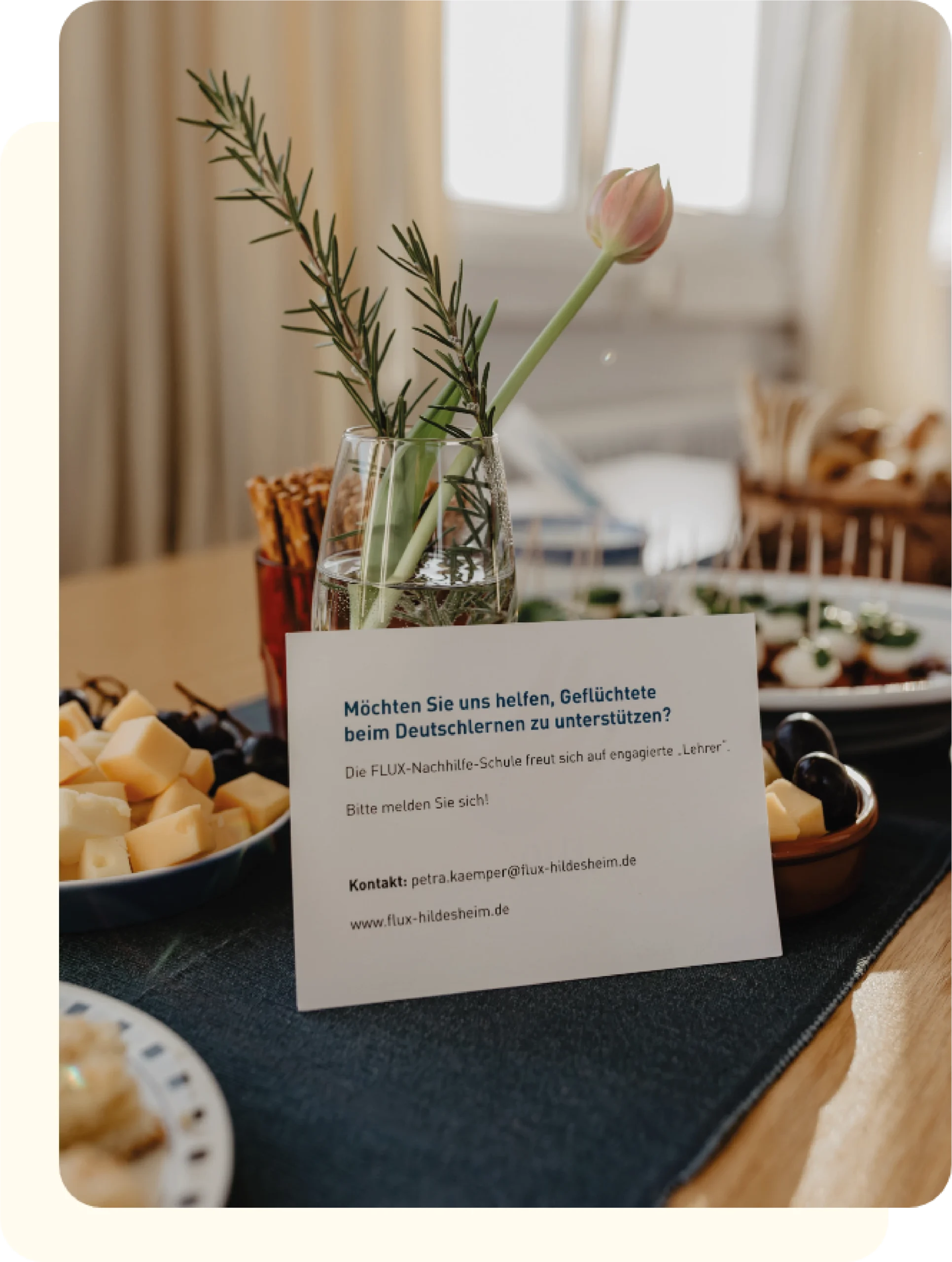 Kontakt-Blatt auf gedecktem Tisch bei einem FLUX Flüchtlingshilfe Event