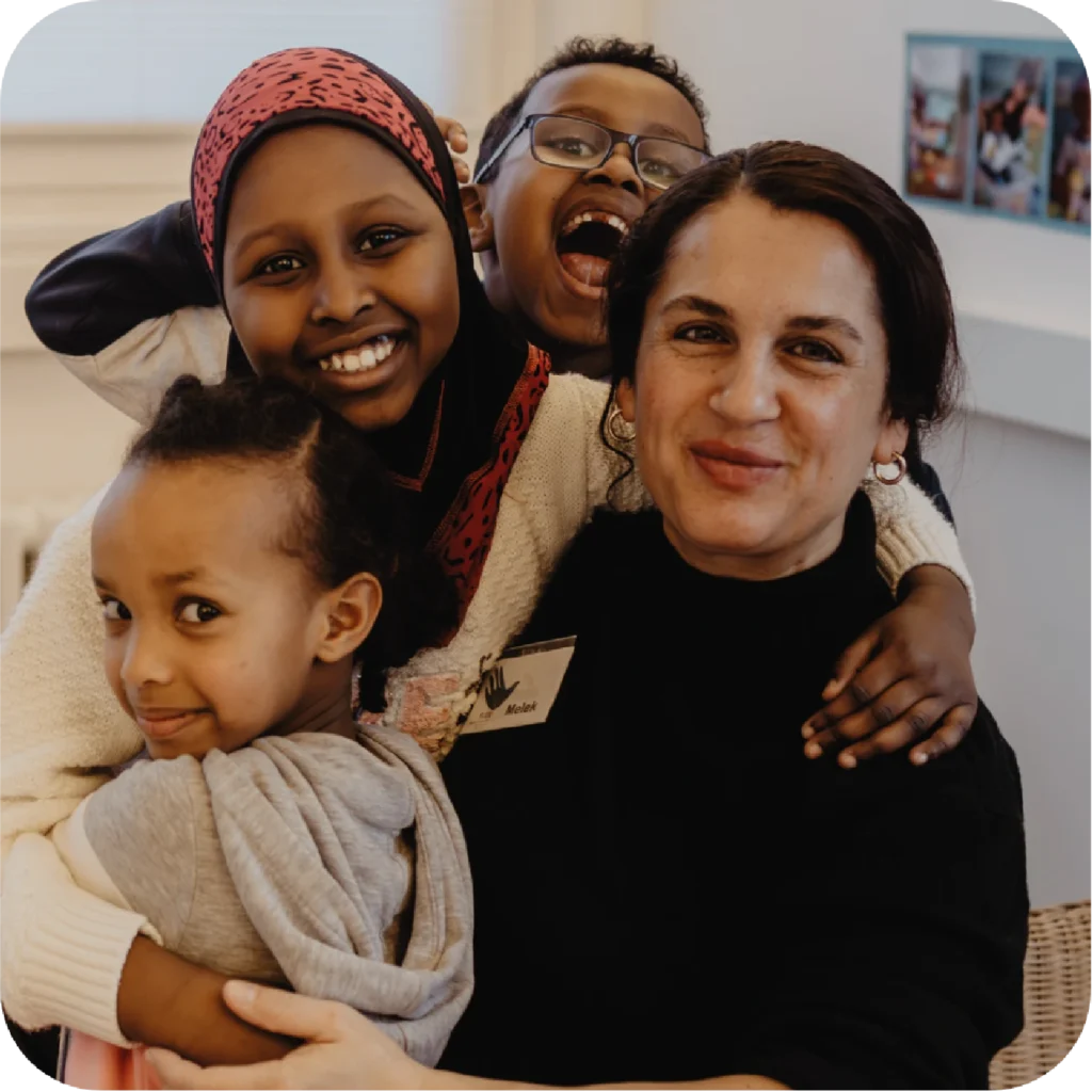 Leitung der FLUXi Kinderbetreuung beim spielen mit 3 Kindern