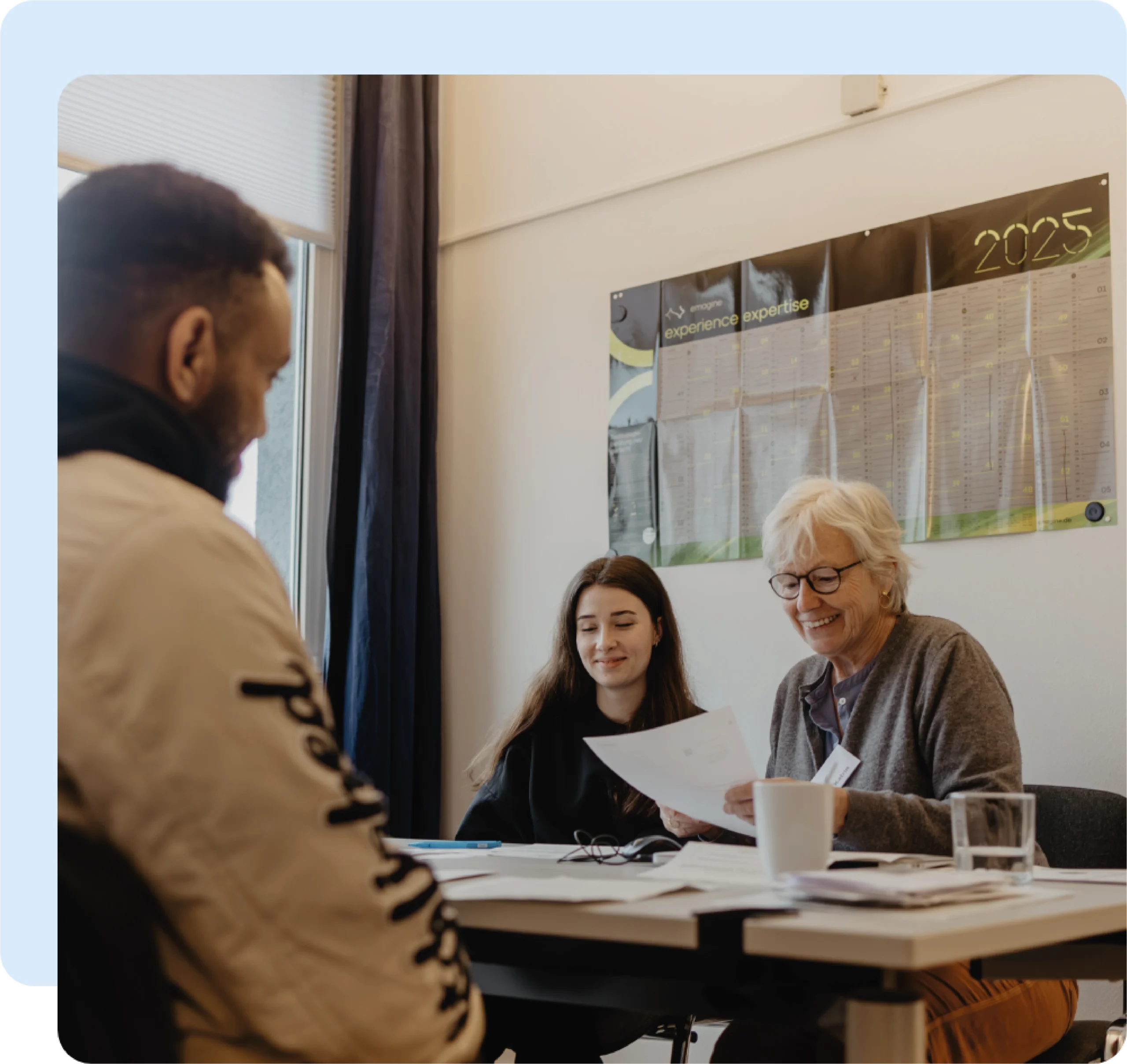 Mitarbeiterinnen von Flux Hildesheim lächelnd am Schreibtisch