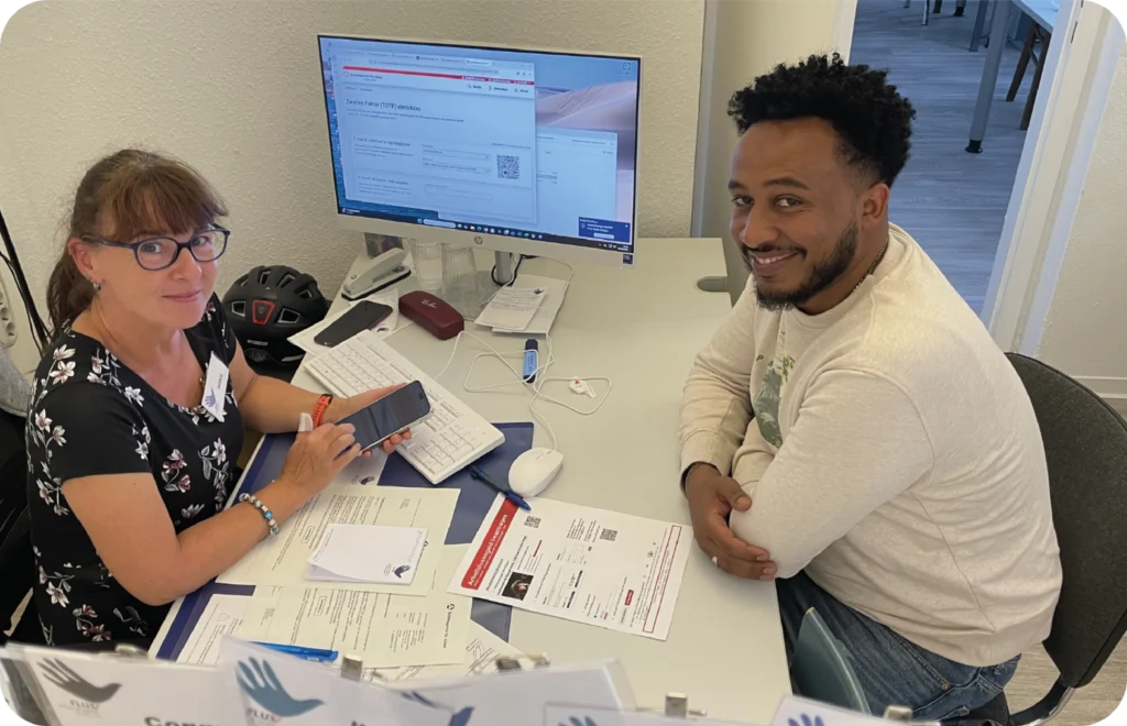 FLUX Mitarbeiterin am Schreibtisch im Gespräch zum Thema Alltagshilfe