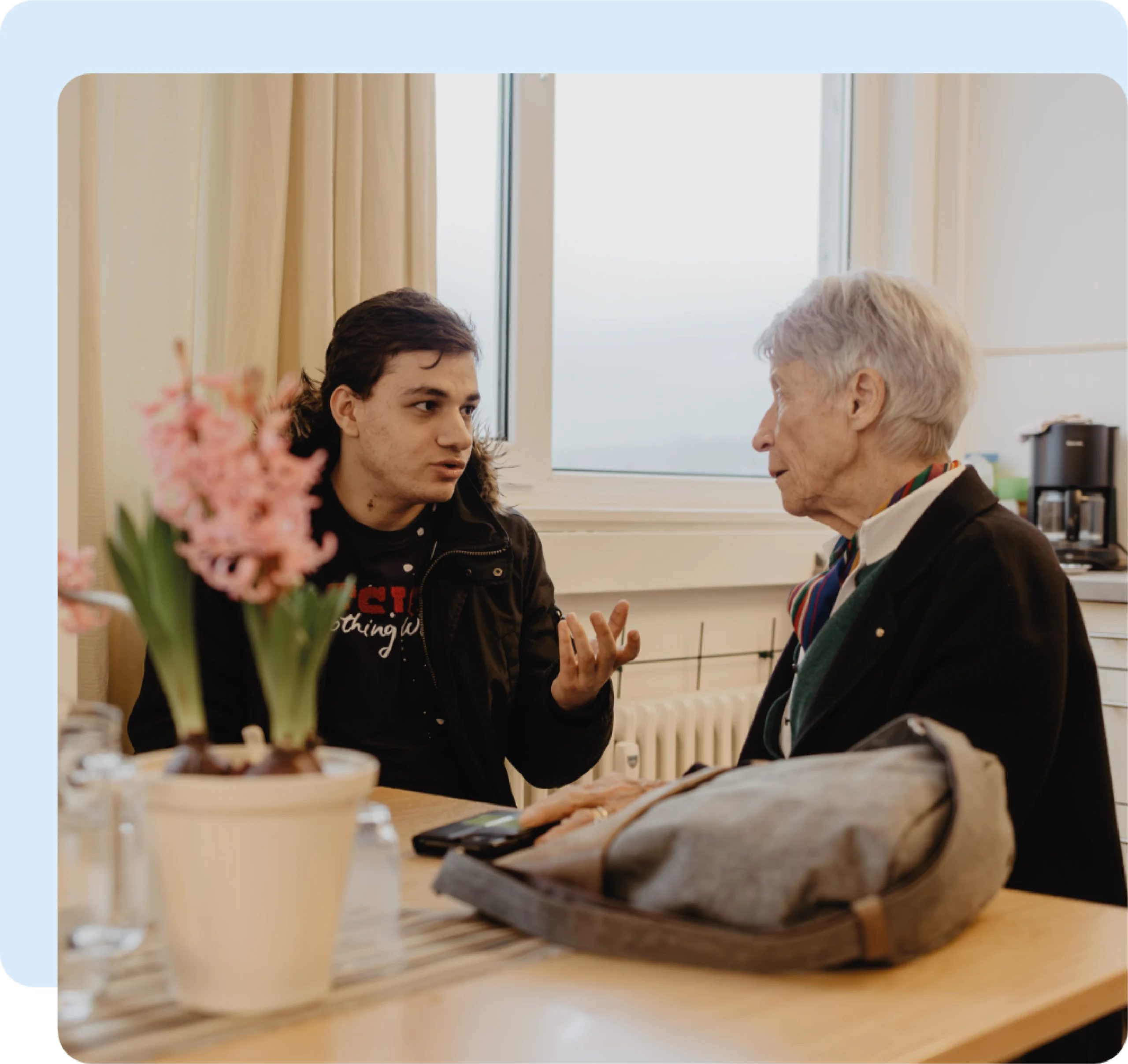 FLUX Hildesheim Mitarbeiter sitzend und mit Händen gestikulierend im Gespräch