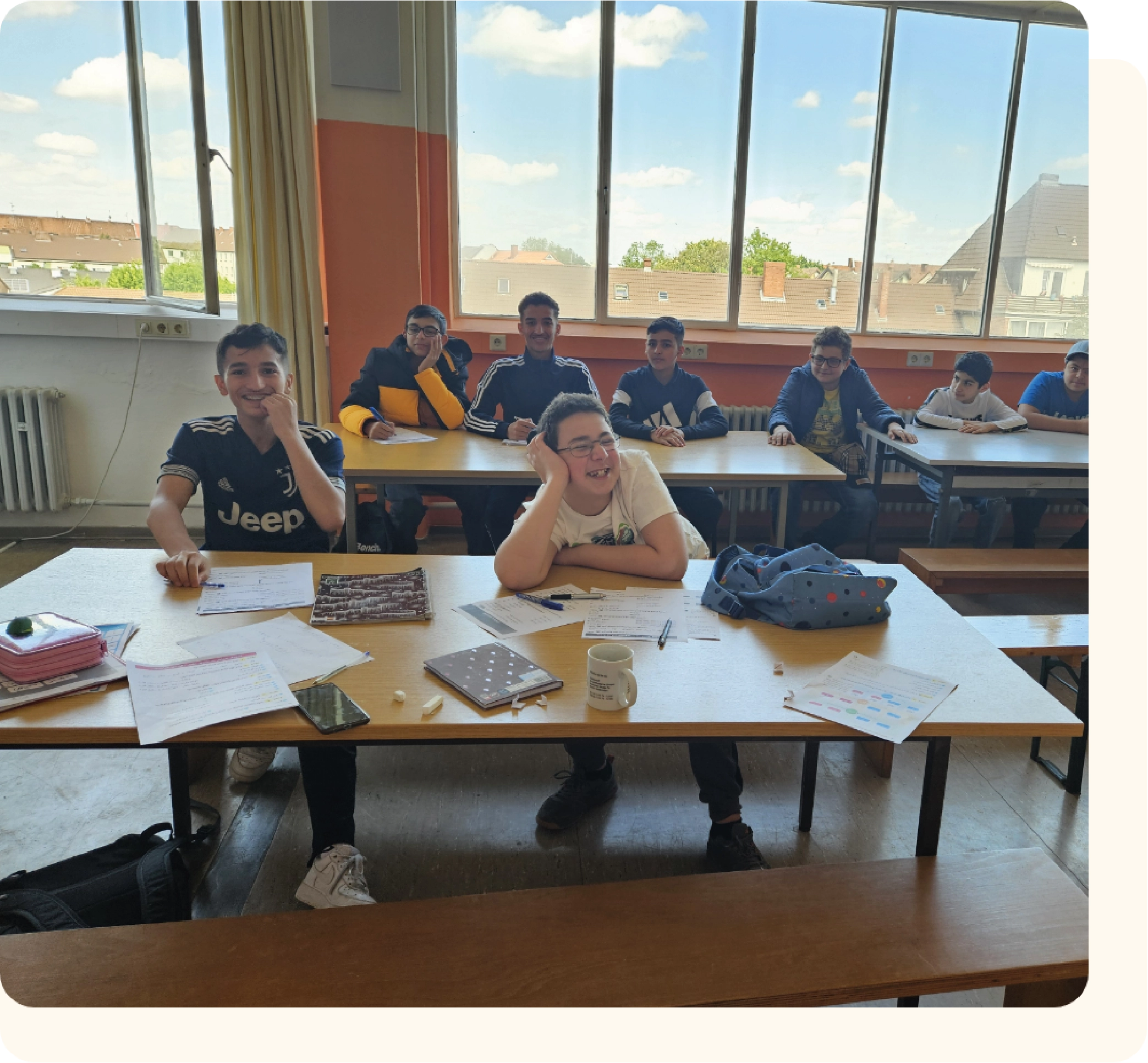 Kinder in einer Schulklasse an ihren Schreibtischen sitzend