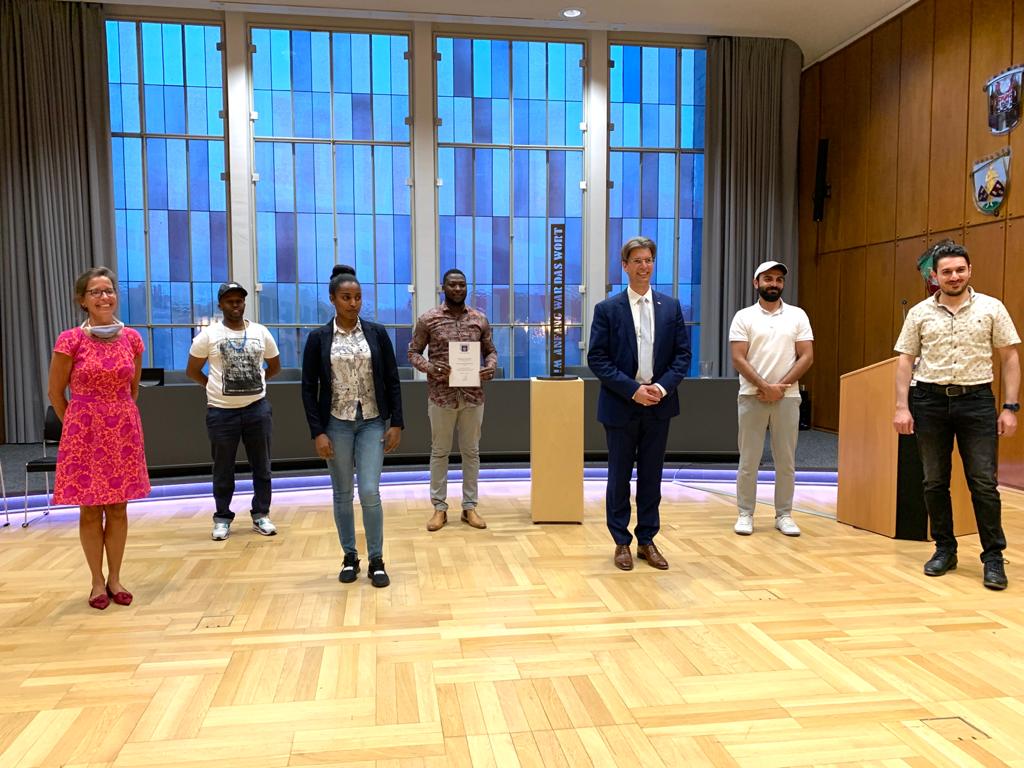 Bürgermeister der Stadt Hildesheim und Mitarbeiter von FLUX Hildesheim bei der Verleihung des Hildesheimer Friedenspreis 2020.